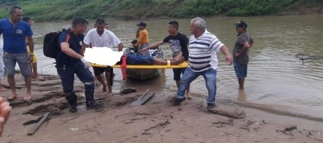 Três estudantes morrem e outros quatro ficaram feridos após raio atingir embarcação de transporte escolar