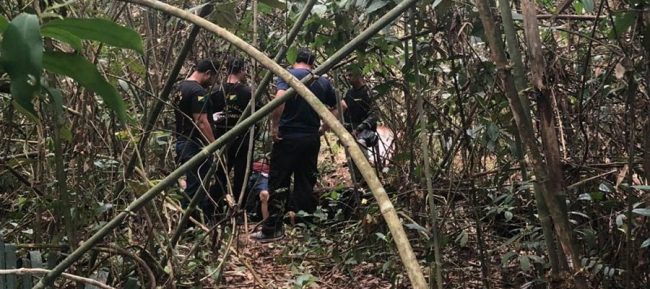 Corpos de dois homens são encontrados em matagal, na capital