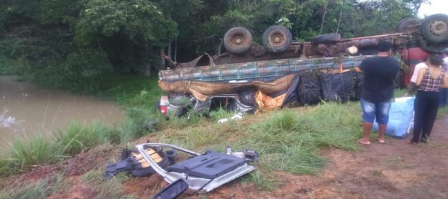 Caminhão capota, uma pessoa morre e duas ficam feridas em Cruzeiro do Sul