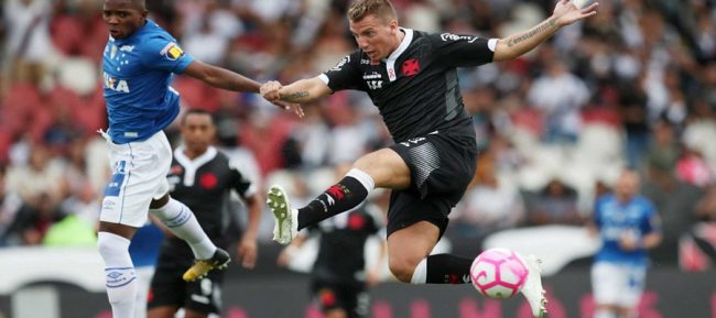 Vasco vence Cruzeiro, quebra tabu e respira na luta contra rebaixamento