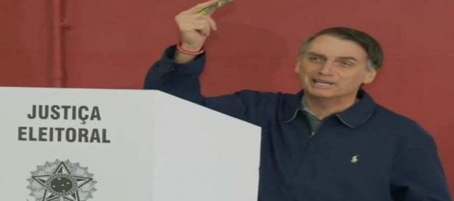 Com segurança reforçada, Jair Bolsonaro vota no Rio de Janeiro