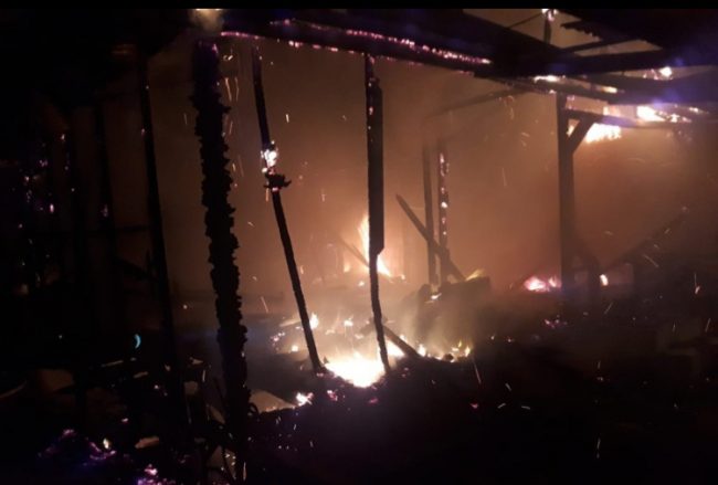 Homem tem casa destruída por incêndio e polícia investiga