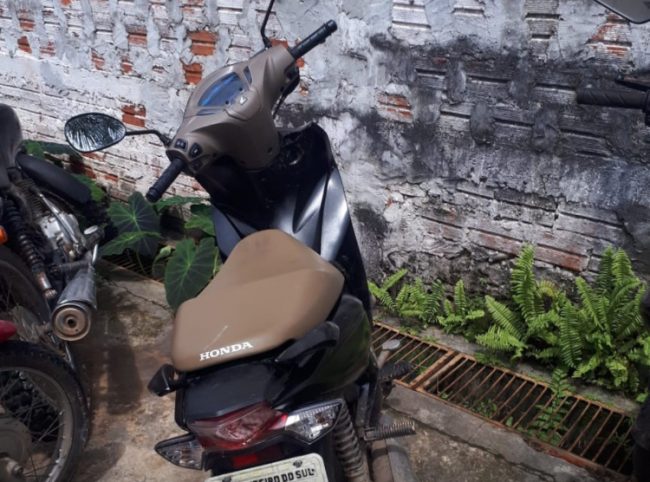 Jovem é preso e menor apreendido acusados de roubo de moto e assaltos
