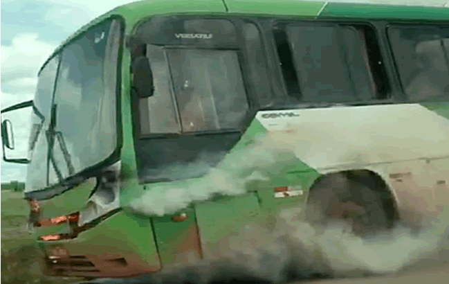 Veja o vídeo: Após sair de Rio Branco com destino a Boca do Acre, ônibus pega fogo na BR-317