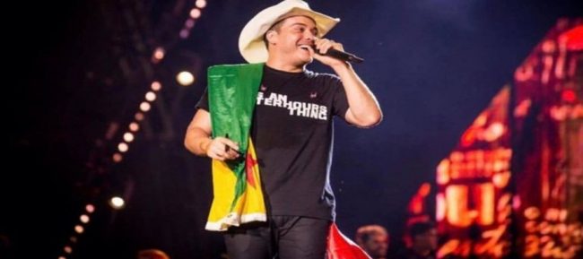Safadão, Marília e Gustavo Lima aparecem no Caldas Country Show segurando a bandeira do Acre
