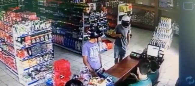 Vídeo: Assaltantes armados, assaltam atacado em Cruzeiro do Sul