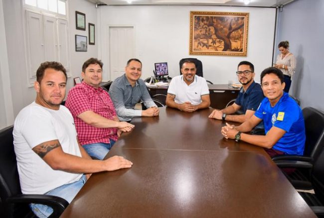 Prefeito recebe visita institucional de cruzeirense que realiza missão religiosa no Peru