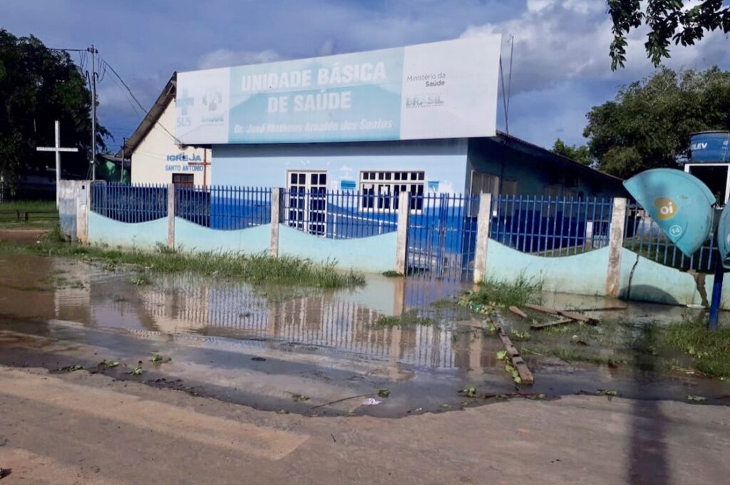 Cheia atinge entrada de unidades de Saúde e atendimento é suspenso