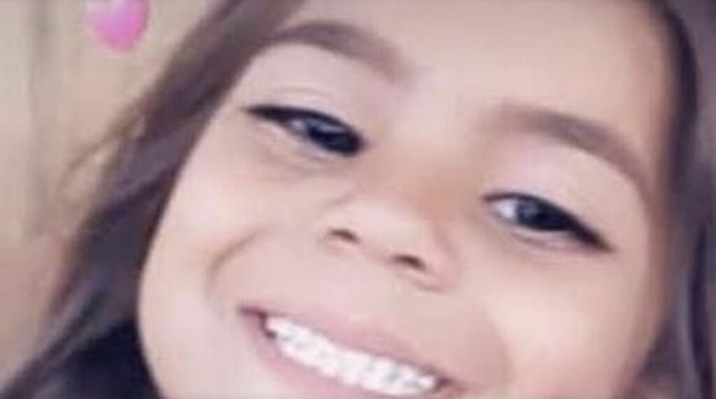 Morre criança que foi atropelada e deixada em calçada; ‘não me conformo’, diz pai