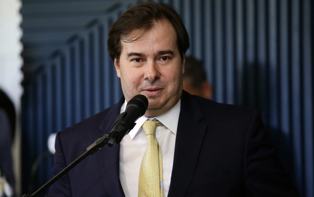 Na ausência de Temer, Maia sanciona texto que afrouxa Lei de Responsabilidade Fiscal