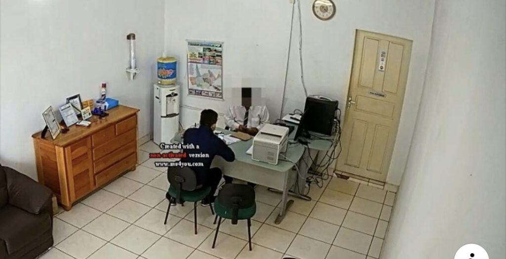 Vídeo mostra entrega de propina a mando de André Maia em escritório; interceptação telefônica revela que parte do dinheiro sumiu