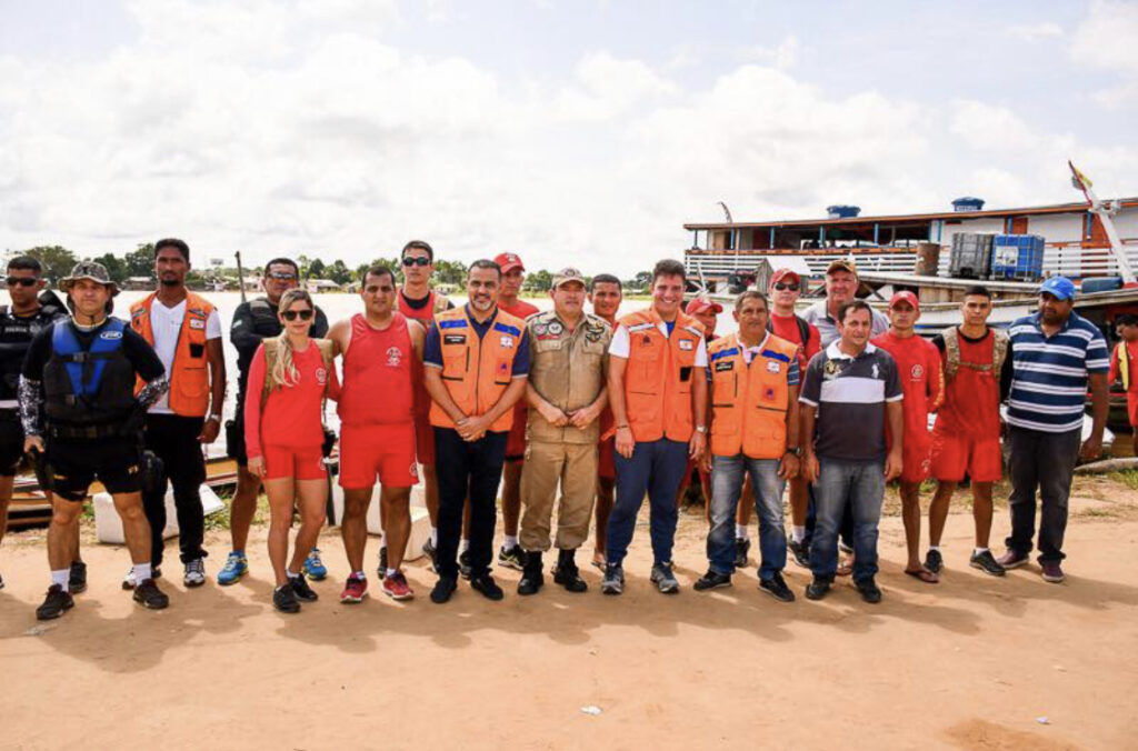 Gladson Cameli e Ilderlei Cordeiro visitam famílias atingidas pela cheia do rio Juruá