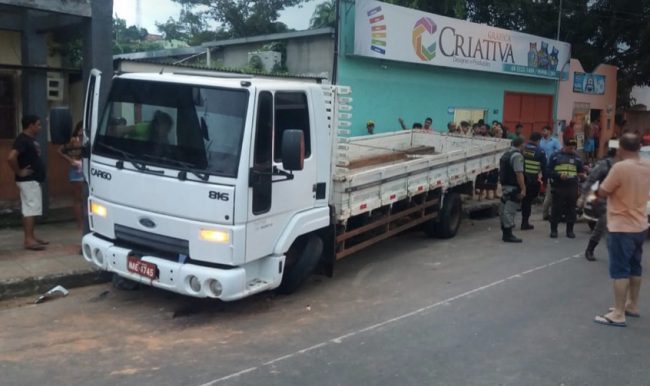 Vítima atropelada por caminhão que desceu de ré em ladeira no Acre perdeu parte da perna