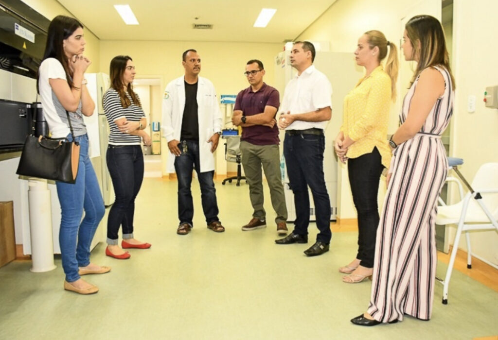 Em Hospital de Cruzeiro, primeira-dama conversa com servidores e anuncia melhorias na humanização