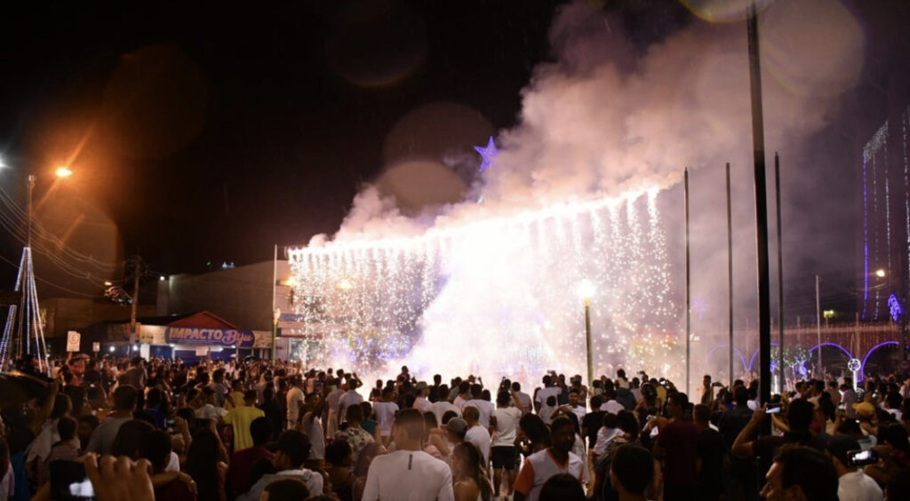 Cruzeirenses comemoram chegada de 2019 com show pirotécnico e muita música