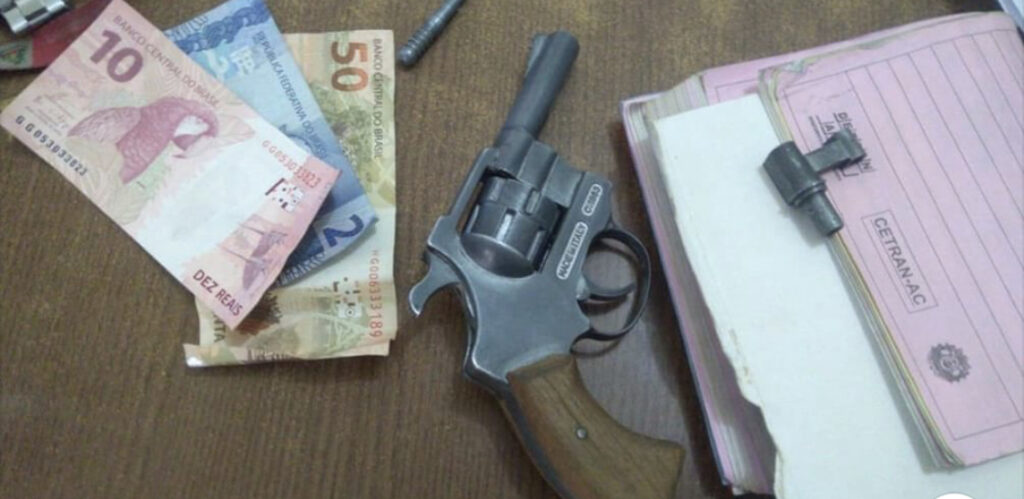 Com moto furtada, mulher é presa após ameaçar PM à paisana com revólver