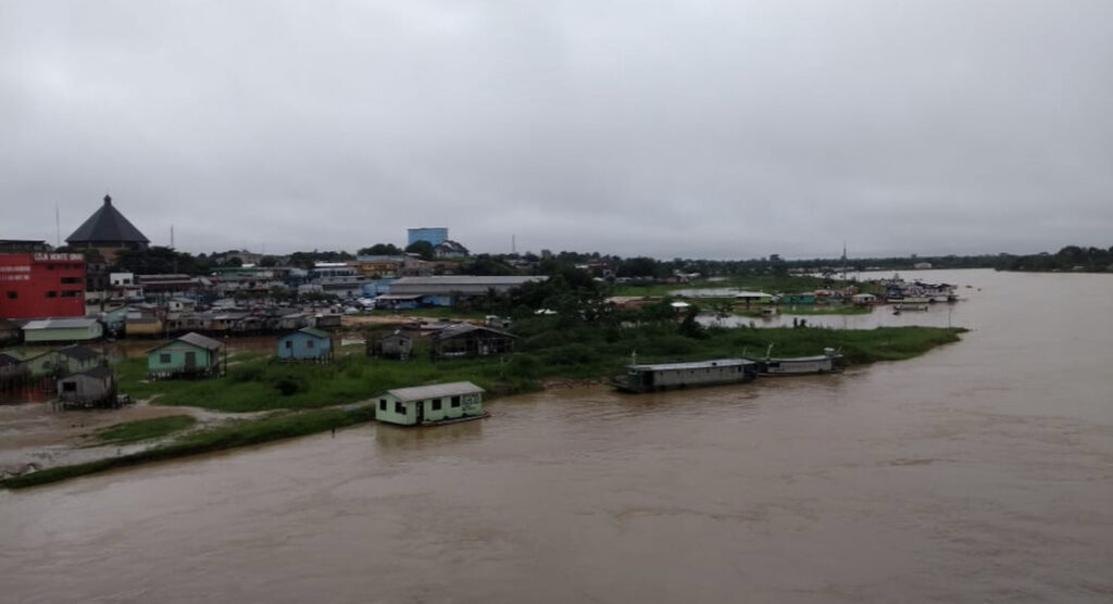 Rio Juruá ultrapassa cota de alerta e serviços de energia são suspensos em alguns bairros