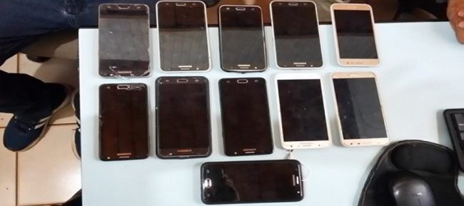 Agentes apreendem 11 celulares após revista em presídio