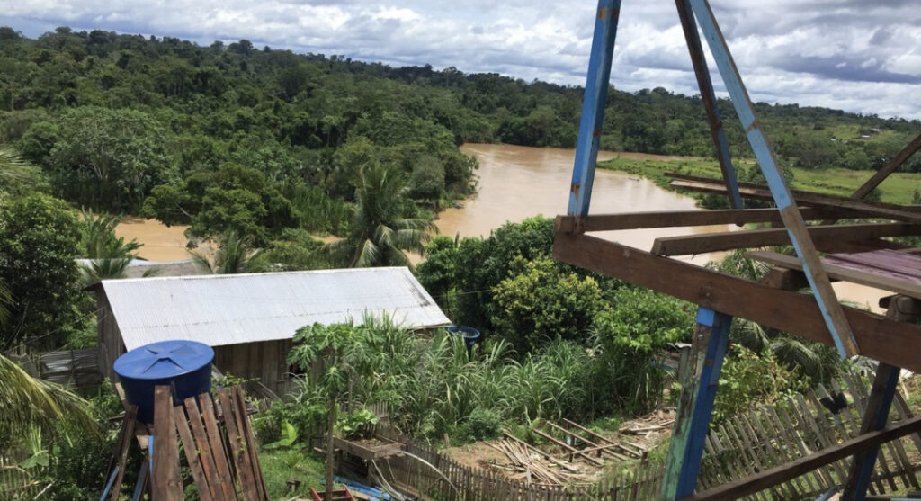 Deslizamento de terra põe em risco ao menos 70 casas em Marechal Thaumaturgo