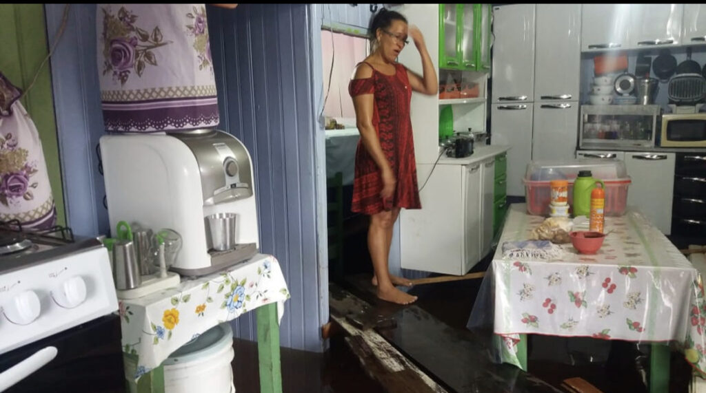 Mulher se nega a sair de casa submersa pelas águas do rio Juruá: ‘cuidando das minhas coisas’