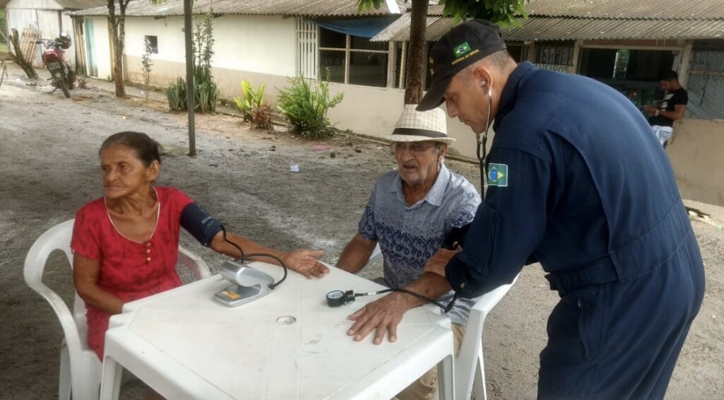 Equipes de saúde do Navio Hospital da Marinha atendem moradores do Liberdade