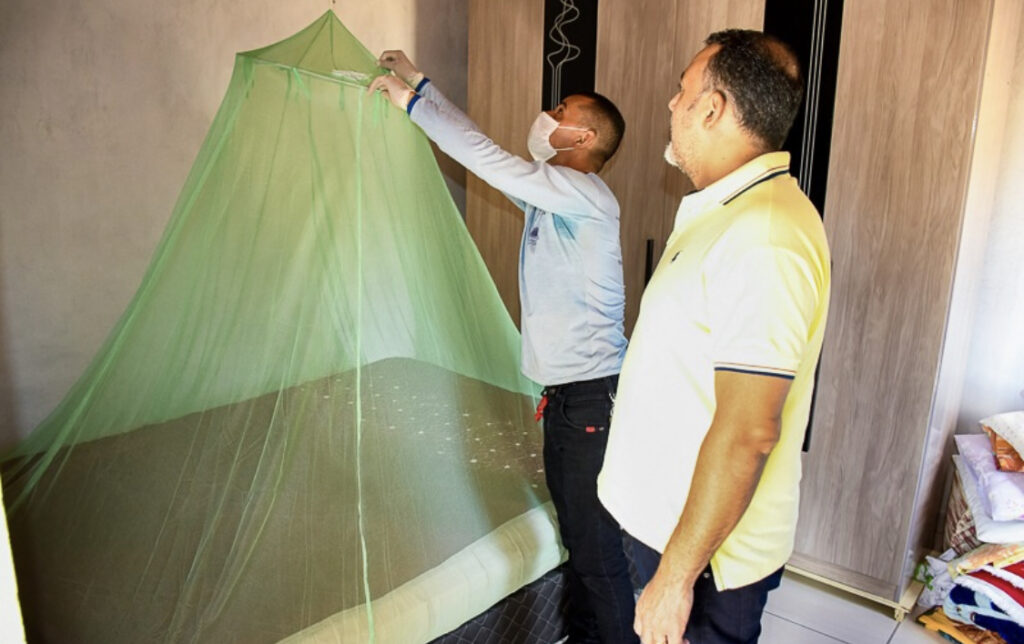 Ilderlei Cordeiro entrega mosquiteiros para o combate à malária
