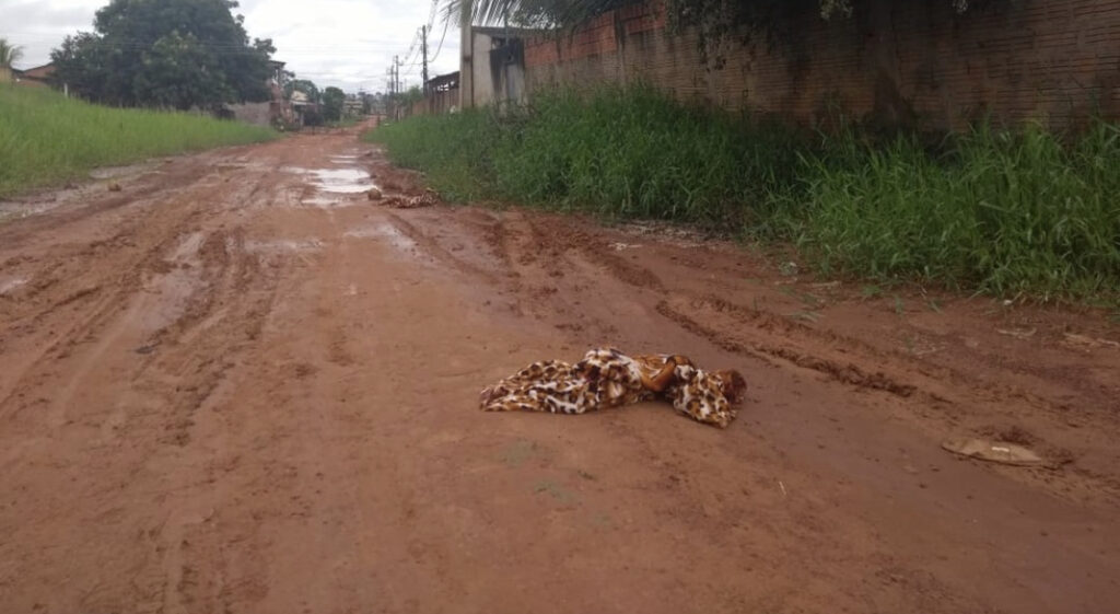 Em Rio Branco, homem é achado morto com mãos e pés amarrados e mais de 10 facadas nas costas
