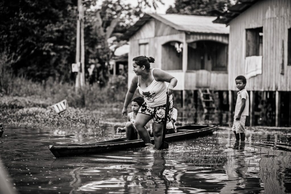 Fotógrafo registra drama dos moradores do Miritizal durante a alagação
