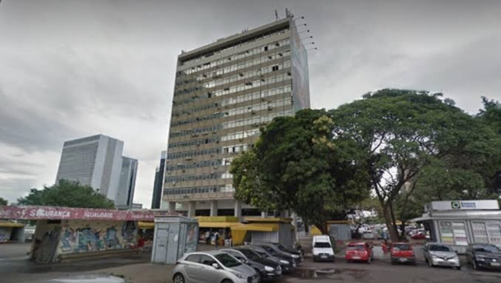 Governo contradiz próprio decreto e contrata servidor para prestar serviços em Brasília