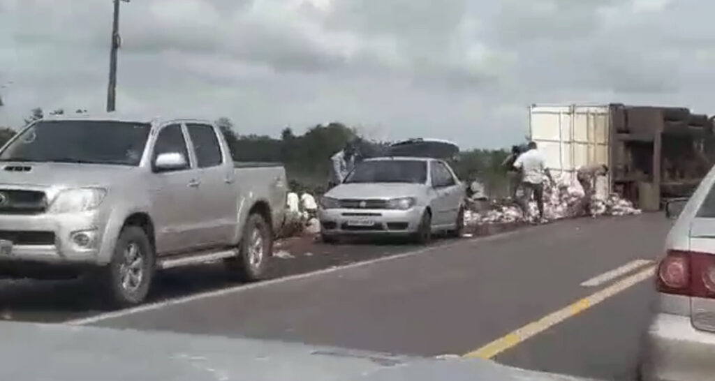 Carreta carregada com cerveja tomba na BR-364 em Rondônia e populares saqueiam carga; Assista o vídeo
