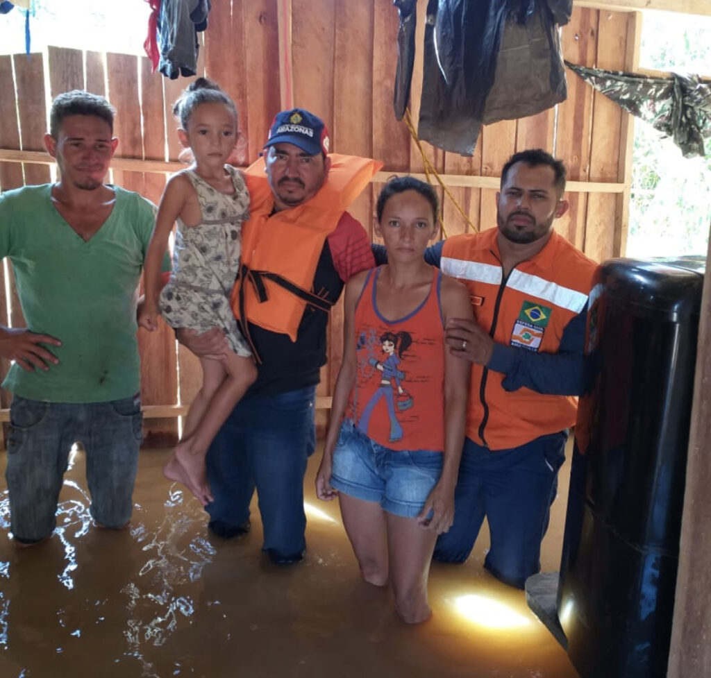 Prefeitura e Defesa Civil de Guajará visitam comunidades afetadas pela cheia do Rio Juruá