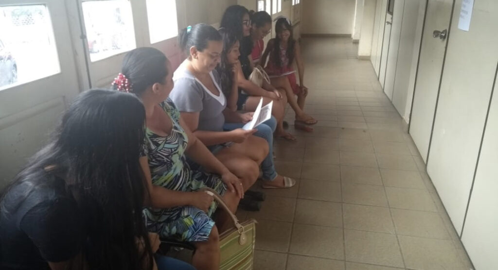 Moradores passam a noite em filas para conseguir tirar RG em Cruzeiro do Sul