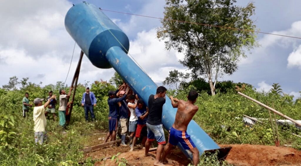 Presidente da Câmara de Vereadores de Rodrigues Alves instala caixa d’água na comunidade Boa Vista