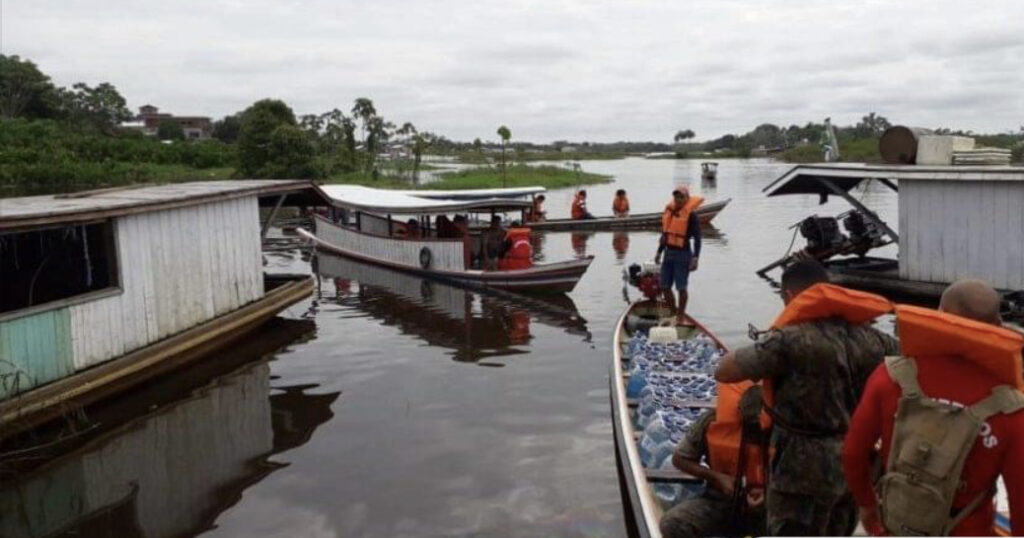 Vítimas da cheia do Rio Juruá recebem 500 galões de água potável, em Cruzeiro do Sul