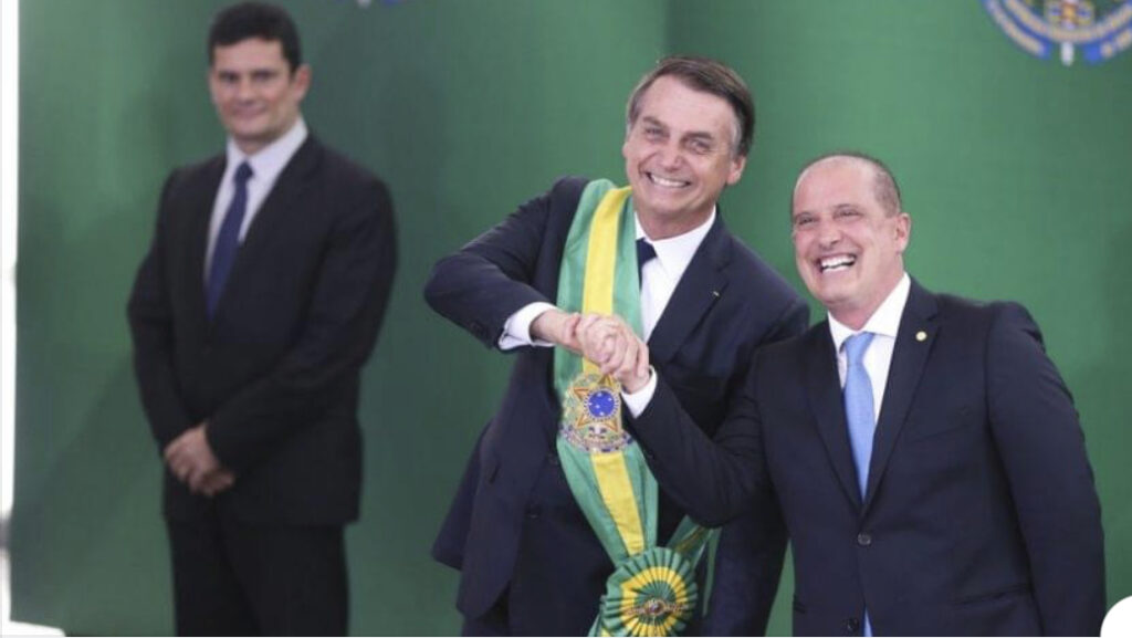 Vaza conversa em que Bolsonaro pede para Onyx negociar acordo com Bebianno