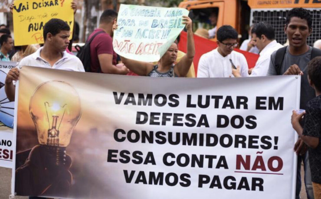 População acreana se revolta com aumento da tarifa e faz manifesto na porta da Energisa
