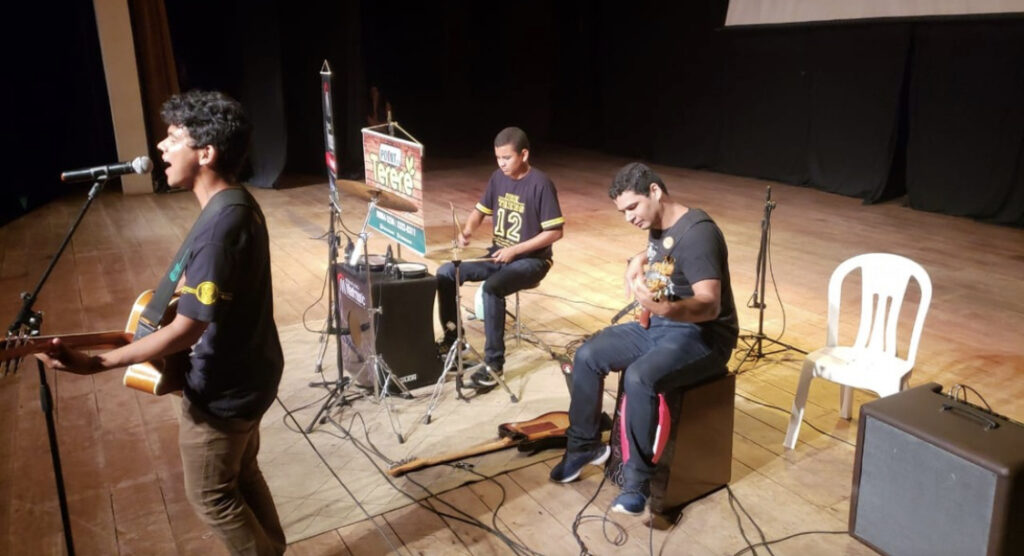 Evento reúne artistas e arrecada material escolar para 150 crianças carentes em Cruzeiro do Sul