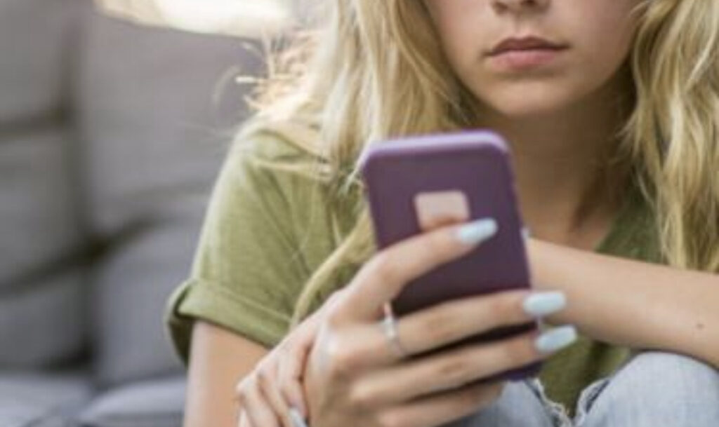 Tinder: Como o Reino Unido planeja impor regras mais duras para apps de paquera após denúncias de abuso infantil