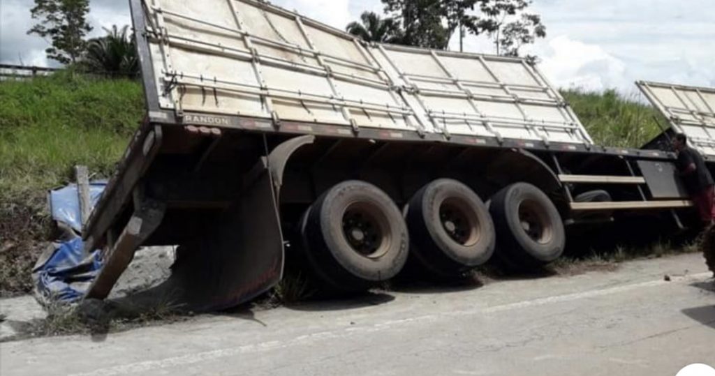 Carreta tomba na BR-364, entre Sena Madureira e Manoel Urbano