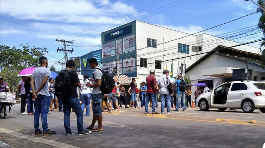 Pedindo convocação, professores protestam na frente da Casa Civil e perguntam: “Cadê o governador?”