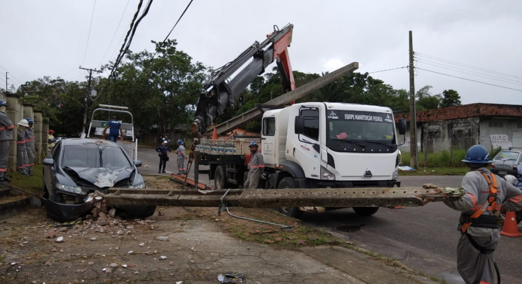 Motorista suspeito de embriaguez derruba poste, foge e deixa bairro do Formoso sem energia