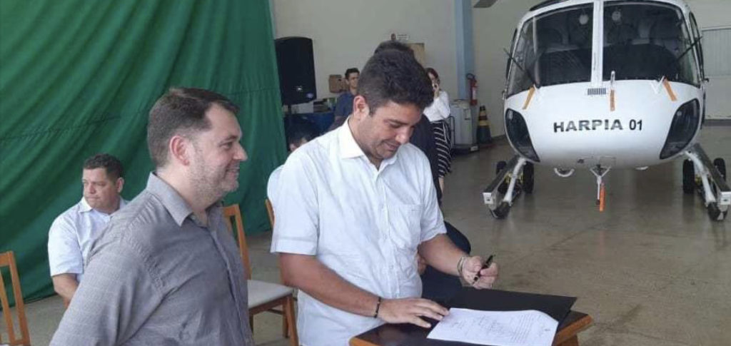Gladson Cameli assina convênio para uso do helicóptero João Donato pelo Samu
