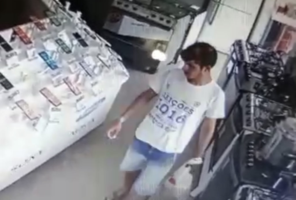 Veja o vídeo: Jovem é flagrado por câmera roubando celular na loja Gazin em Cruzeiro do Sul