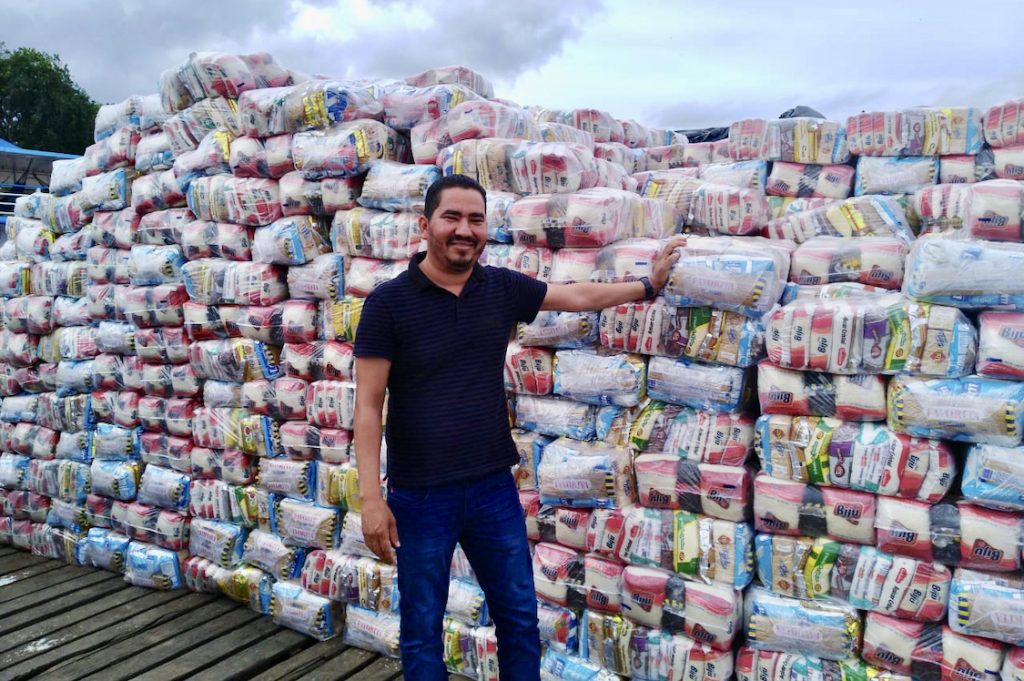 Guajará – AM: Prefeito Ordean entrega cestas básicas às famílias ribeirinhas