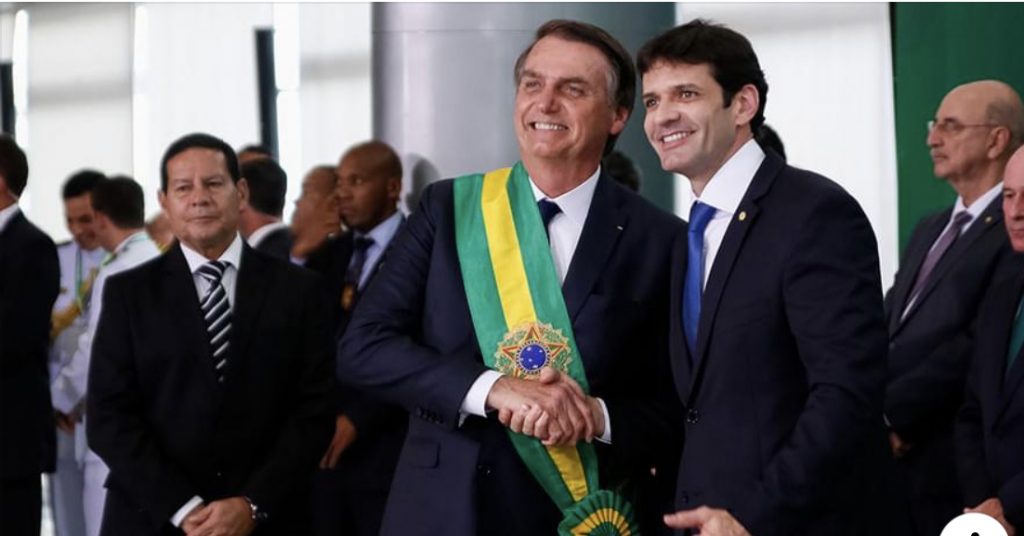 Sob pressão, Bolsonaro inicia processo de fritura de ministro envolvido em laranjal do PSL