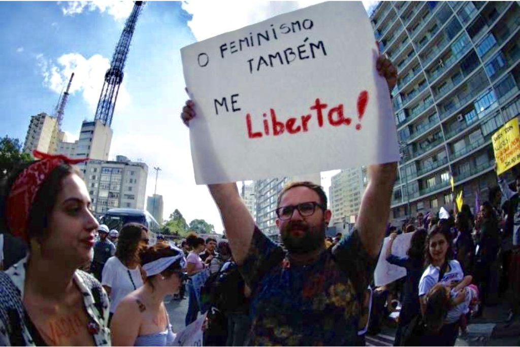 Artigo: Que tal pararmos de apontar o dedo e darmos as mãos?