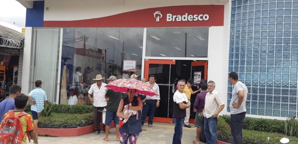 População reclama de demora no atendimento e da falta de dinheiro na agência do Bradesco, em Cruzeiro do Sul