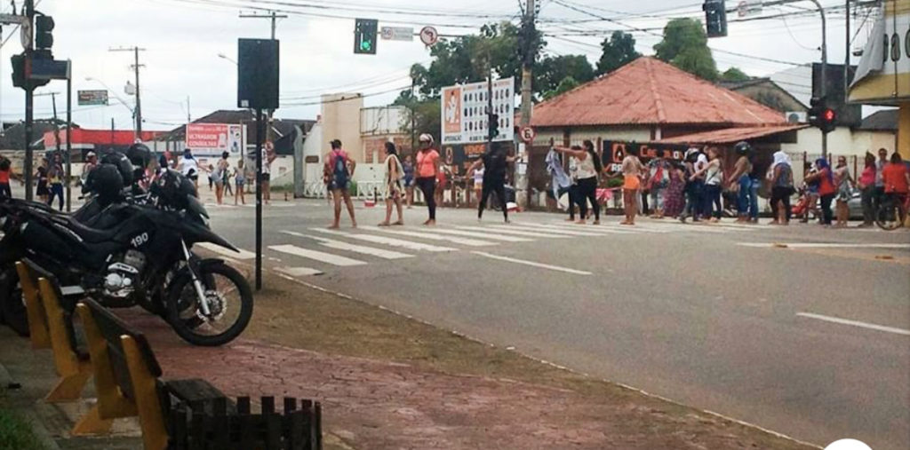 Esposas de presidiários interditam centro de Rio Branco em protesto