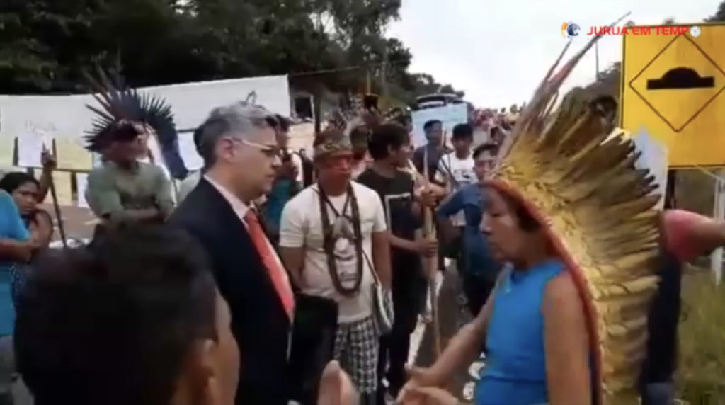 Vídeo: BR-364 continua fechados por indígenas em Cruzeiro do Sul, passageiros fazem baldeação