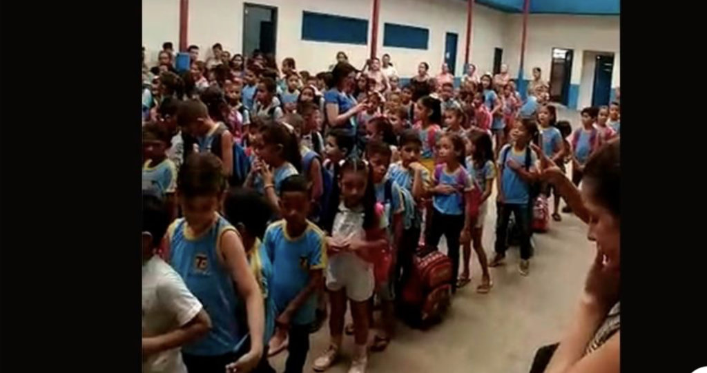 Direção de Escola põe alunos para cantar o Hino Nacional em Sena Madureira